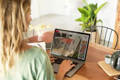 Person gestaltet ein 3D-Design am Laptop