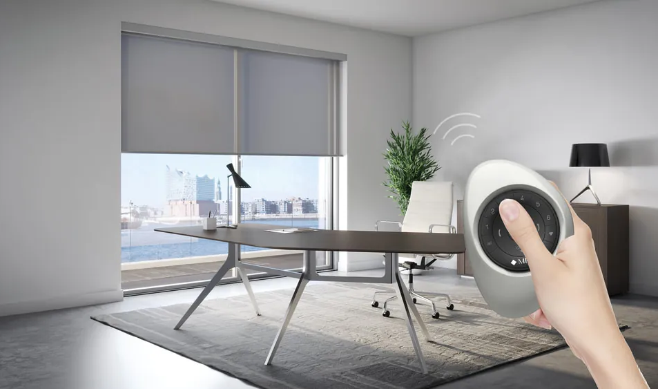 Fernbedienung eines Rollos in einem privaten Arbeitszimmer.