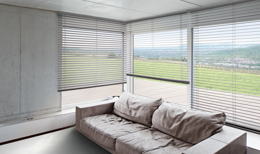 Geöffnete Jalousien komplementieren die Inneneinrichtung eines Wohnzimmers.