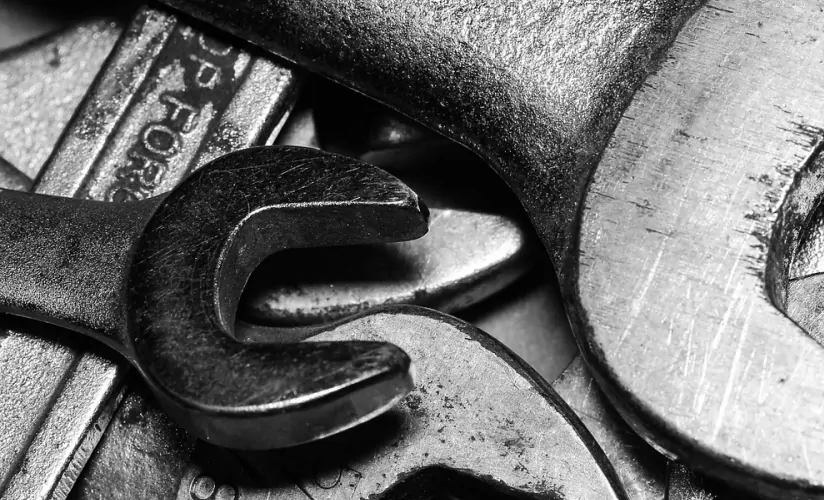 Detailaufnahme eines Haufens von Schraubenschlüsseln.