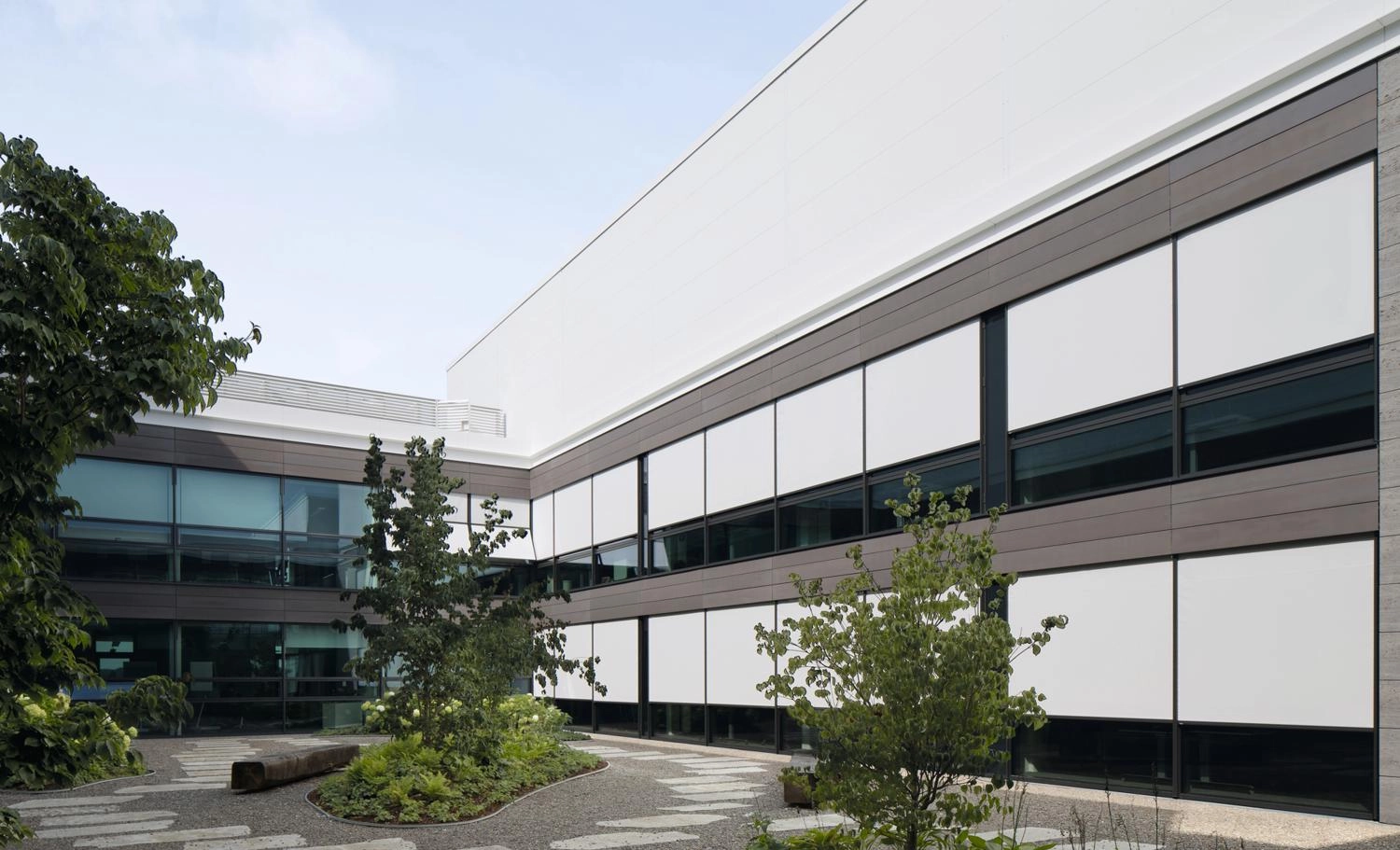 Modernes Gebäude mit weißem Sonnenschutz.