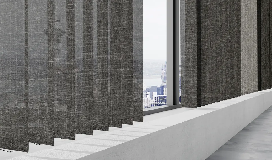 Nahaufnahme einer dunkelgrauen Vertikaljalousie an einer langen Fensterfront eines Hochhauses.