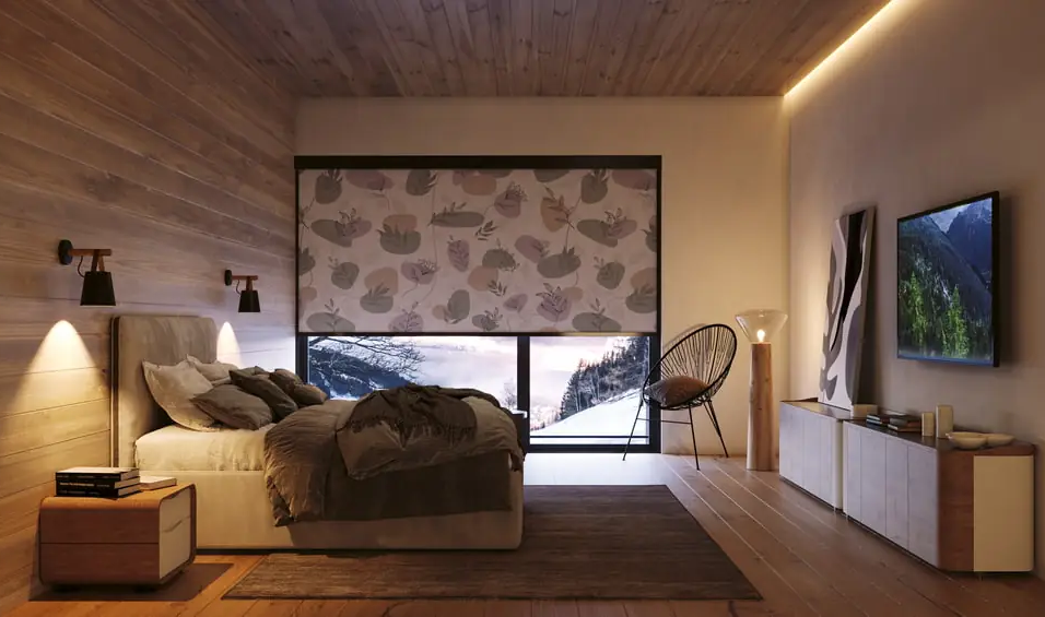 Ein Schlafzimmer mit Doppelbett und einem halb abgesenkten Rollo mit Design.