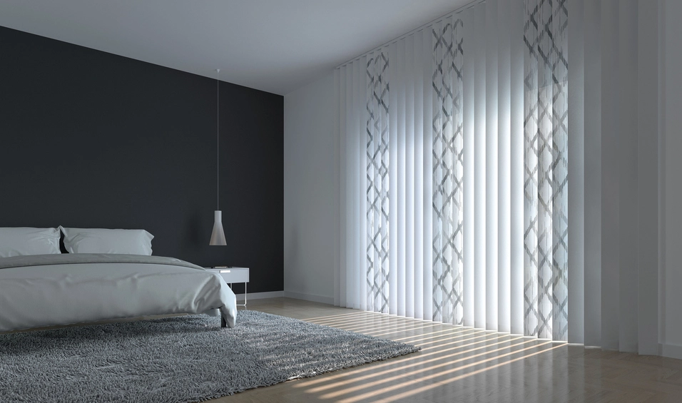 In einem schlichten modernen Schlafzimmer hängt eine weiße Vertikaljalousie mit grauen Mustern.