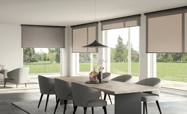 Ein modern eingerichtetes Wohnzimmer mit innenliegendem Sonnenschutz von MHZ.