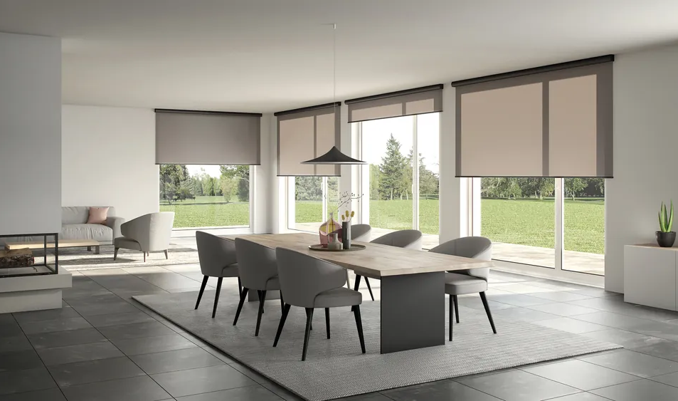 Ein helles Wohn- und Esszimmer mit einzeln ansteuerbaren Rollos.