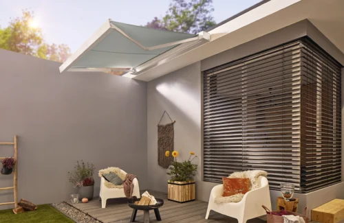 Moderne Terrasse mit Sonnenschutz und gemütlichen Stühlen
