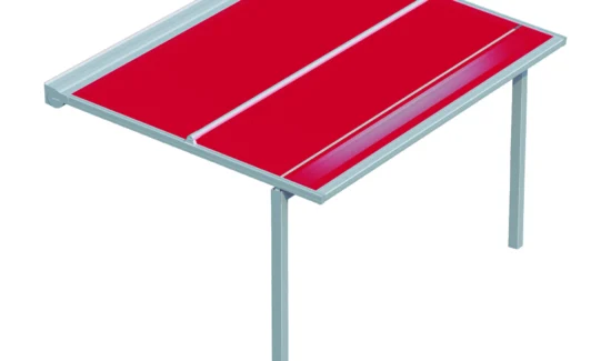 Moderne Terrassenüberdachung mit rotem Sonnenschutz