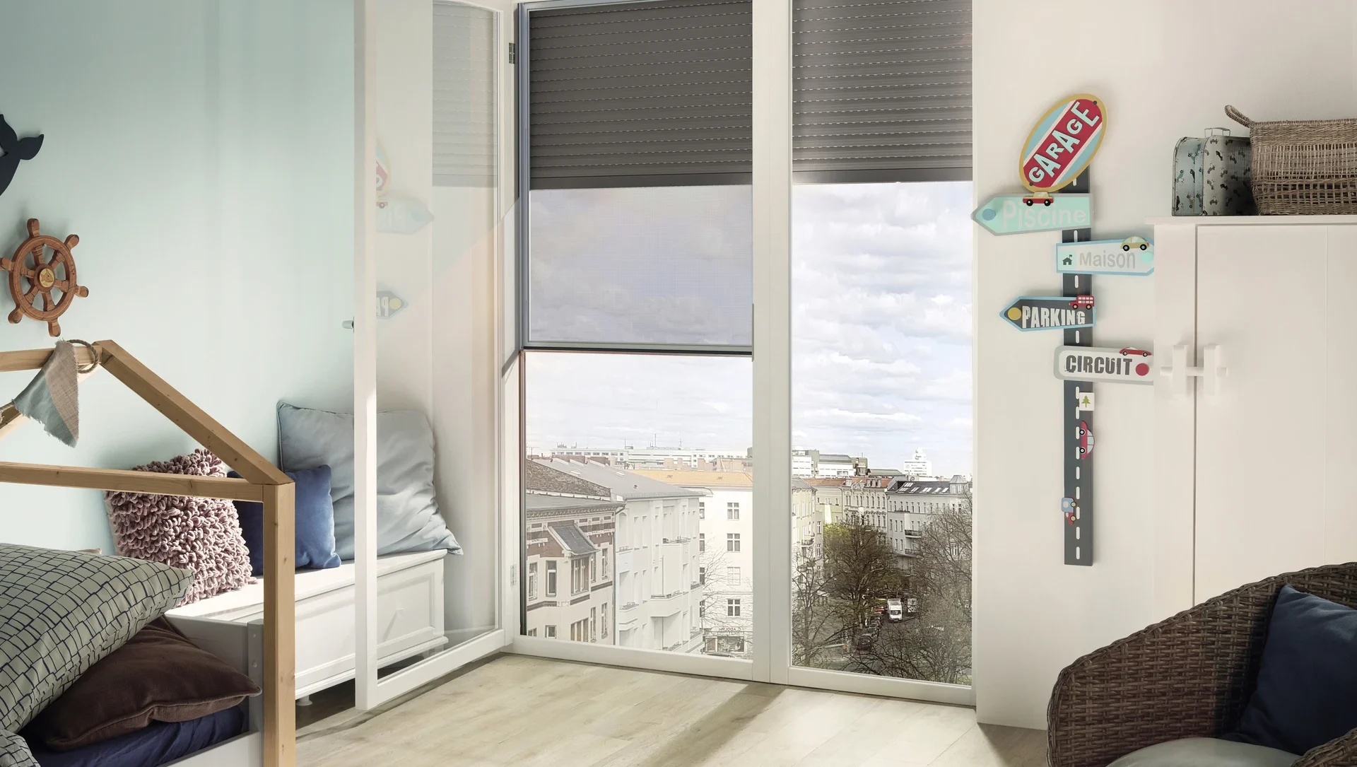 Modernes Kinderzimmer mit großen Fenstern und Aussicht auf die Stadt