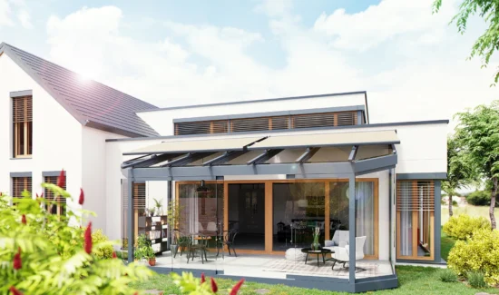 Modernes Haus mit Wintergarten und gepflegtem Garten