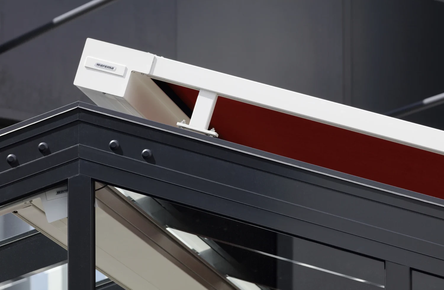 Moderne Glasdachkonstruktion mit WAREMA Sonnenschutzsystem