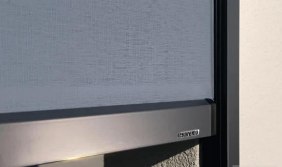 Detailansicht eines Warema Sonnenschutzes mit Textur