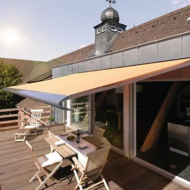 Markise bei Langenselbold auf Dachterrasse im Abendlicht mit Bestuhlung und Tisch