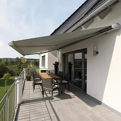 Markise in Oberursel auf weitläufigem Balkon mit Ausblick ins Grüne