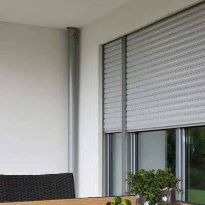Rollladen bei Langen an Einfamilienhaus zur Terrasse raus